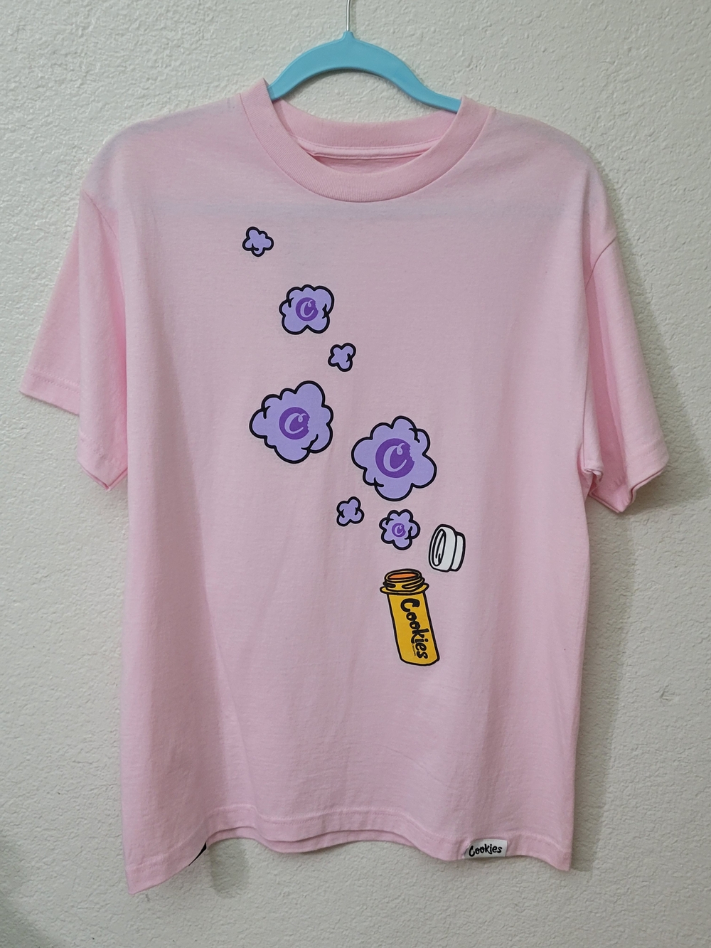Blowing Clouds graphic tee pink cookies tshirt Medium